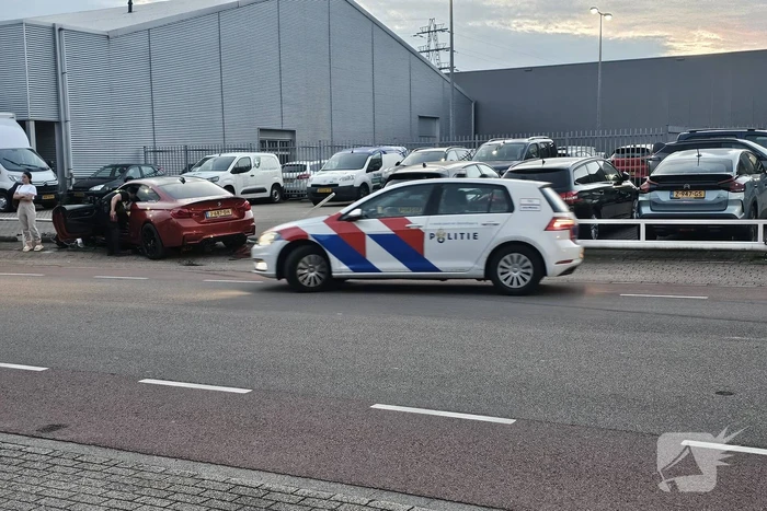 Automobilist verliest macht over stuur en ramt hek
