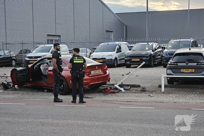 Automobilist verliest macht over stuur en ramt hek