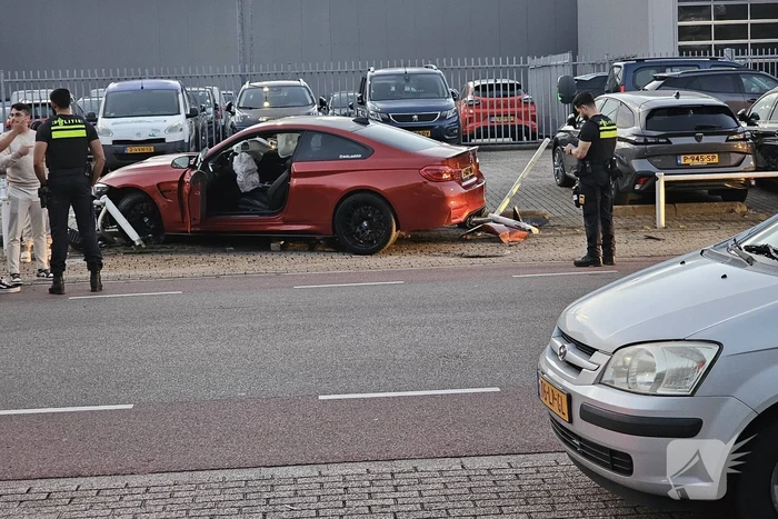 Automobilist verliest macht over stuur en ramt hek