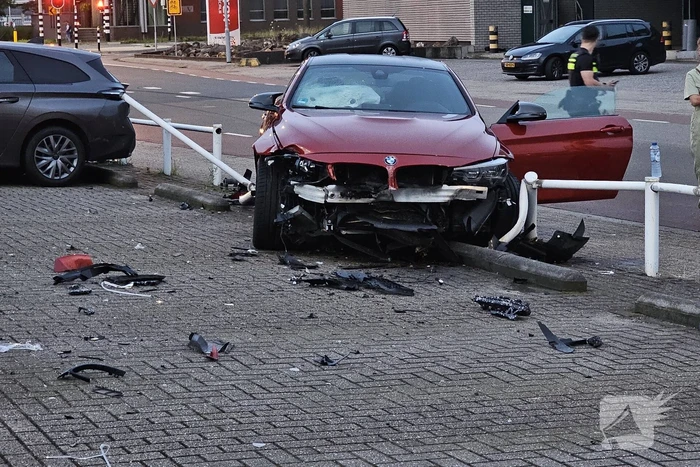 Automobilist verliest macht over stuur en ramt hek
