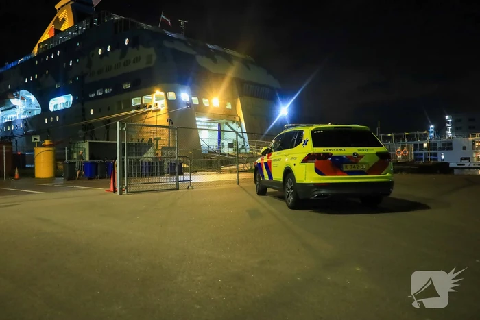 Veel hulpdiensten ingezet bij mogelijk steekincident op asielboot