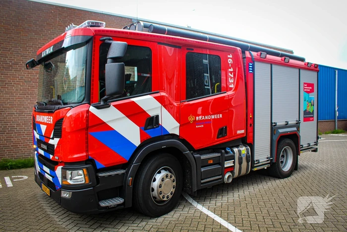 Brandweer verricht metingen bij gedumpt vat