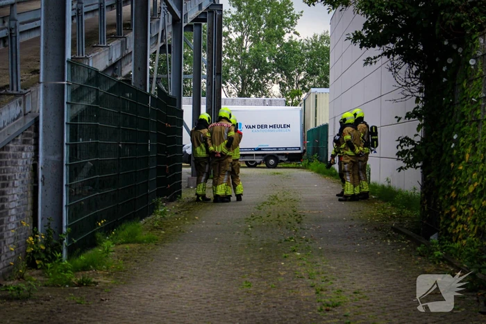 Brandweer verricht metingen bij gedumpt vat