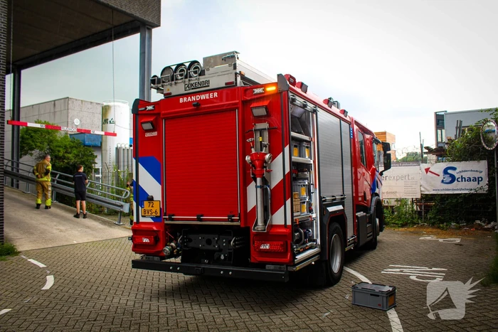 Brandweer verricht metingen bij gedumpt vat