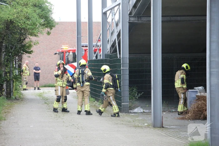 Brandweer verricht metingen bij gedumpt vat