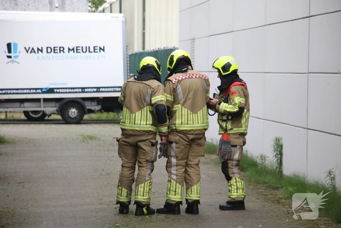 Brandweer verricht metingen bij gedumpt vat