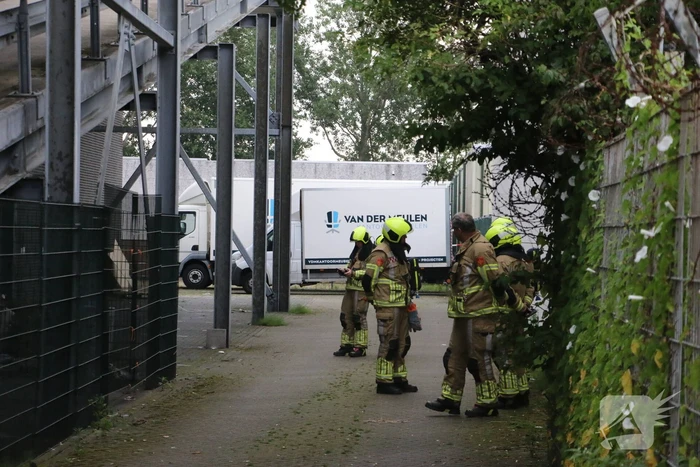 Brandweer verricht metingen bij gedumpt vat