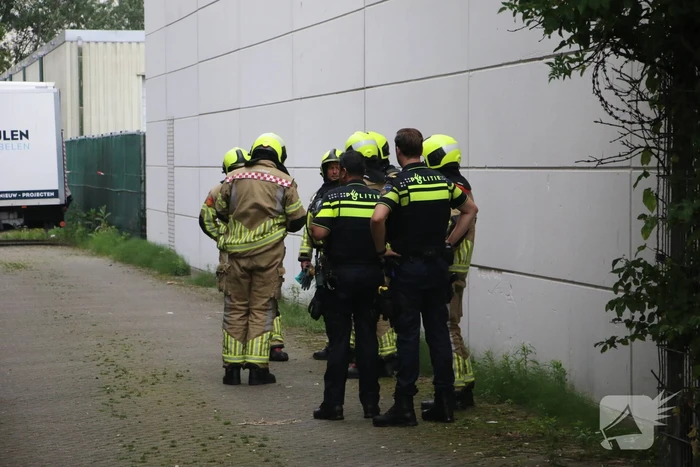 Brandweer verricht metingen bij gedumpt vat