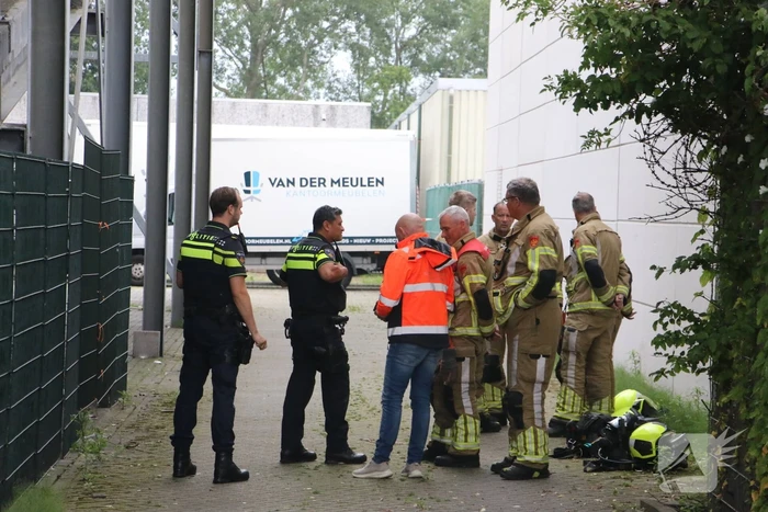 Brandweer verricht metingen bij gedumpt vat