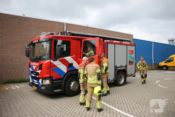 Brandweer verricht metingen bij gedumpt vat
