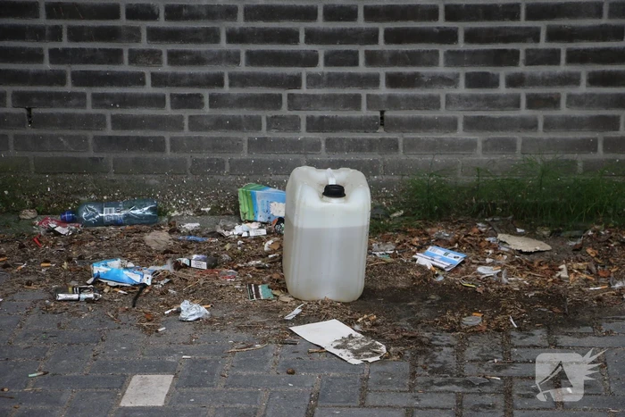 Brandweer verricht metingen bij gedumpt vat