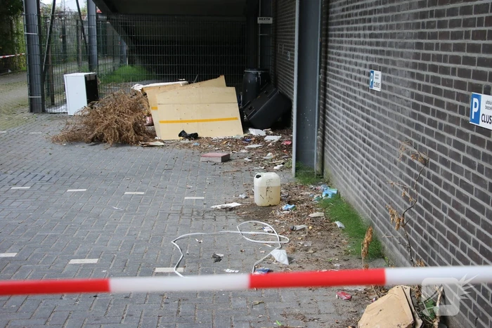 Brandweer verricht metingen bij gedumpt vat