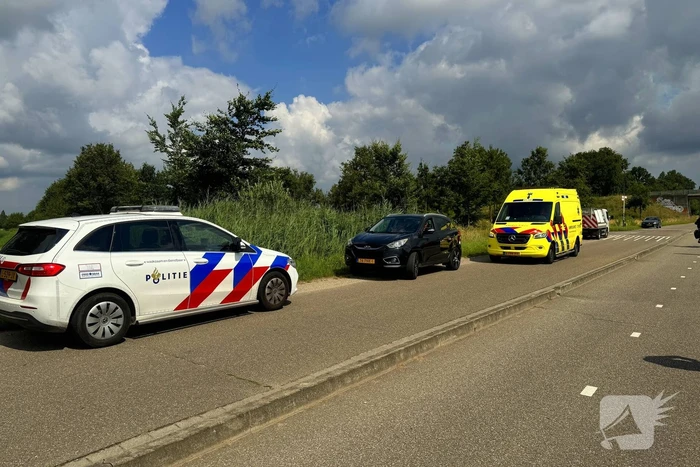 Automobilist raakt van de weg en ramt verkeersmeubilair