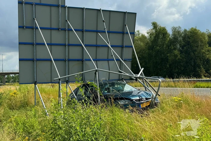Automobilist raakt van de weg en ramt verkeersmeubilair