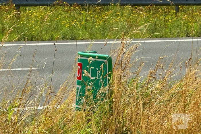 Automobilist raakt van de weg en ramt verkeersmeubilair