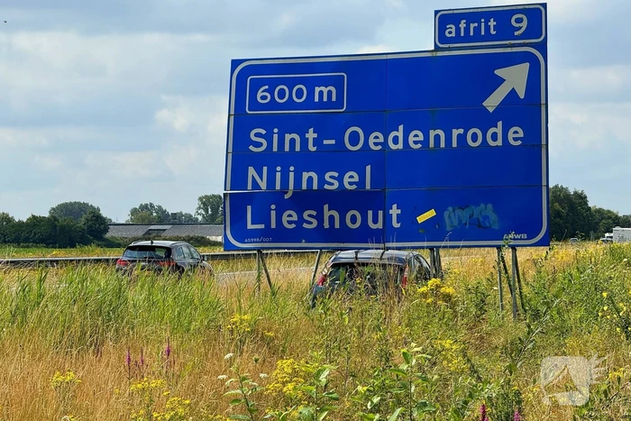 Automobilist raakt van de weg en ramt verkeersmeubilair
