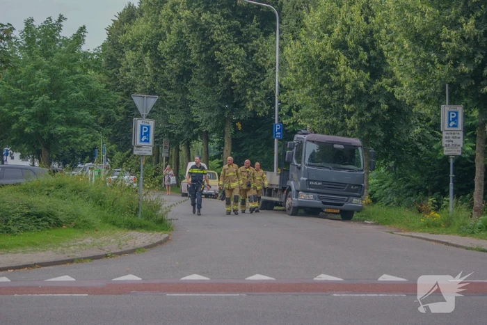 Brandweer ingezet voor oude Volvo die vlam vat