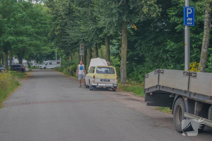 Brandweer ingezet voor oude Volvo die vlam vat