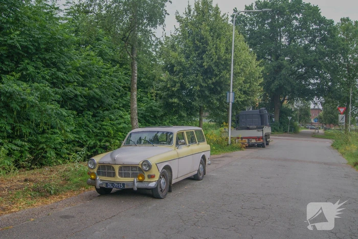 Brandweer ingezet voor oude Volvo die vlam vat