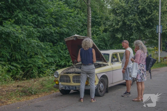 Brandweer ingezet voor oude Volvo die vlam vat