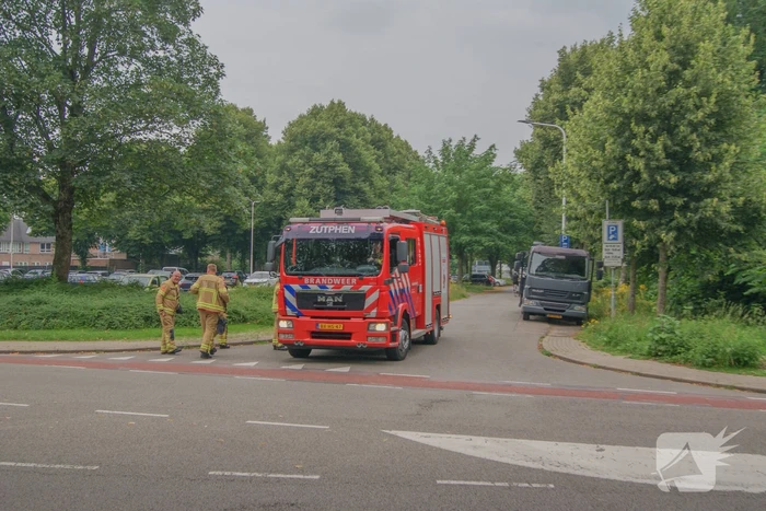Brandweer ingezet voor oude Volvo die vlam vat