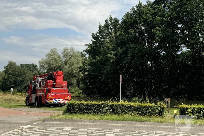 Brandweer sluit fietspad af vanwege gevaarlijk hangende takken