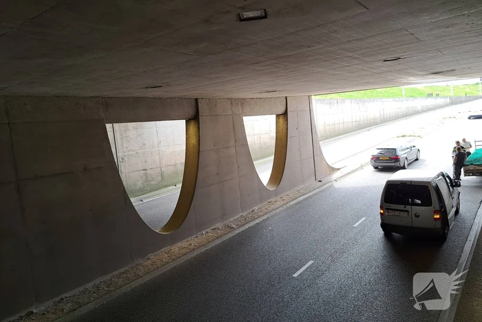 Aanhanger schiet los van trekhaak en gaat tollen