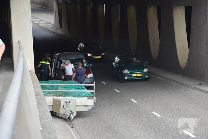 Aanhanger schiet los van trekhaak en gaat tollen