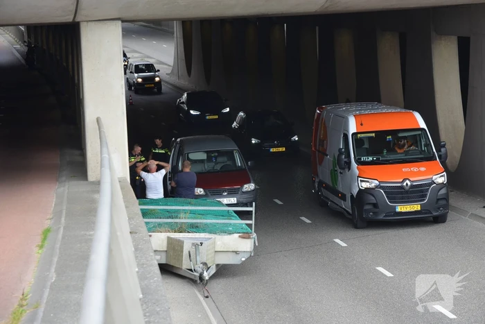 Aanhanger schiet los van trekhaak en gaat tollen