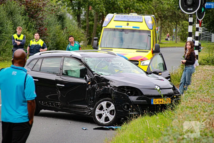 Flinke ravage bij ongeval tussen lijnbus en personenauto