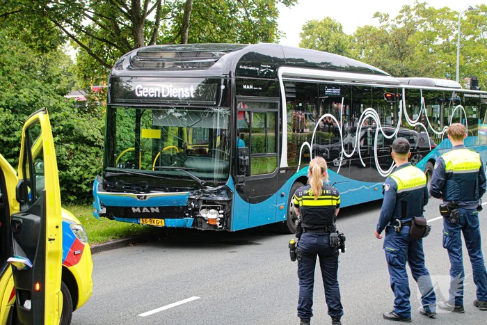 Flinke ravage bij ongeval tussen lijnbus en personenauto