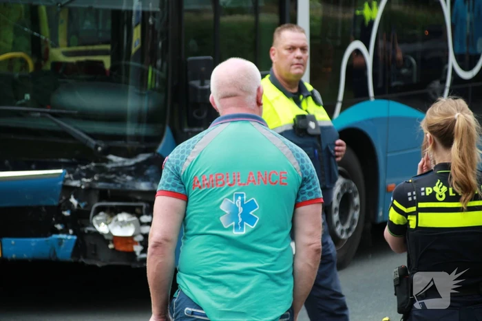 Flinke ravage bij ongeval tussen lijnbus en personenauto