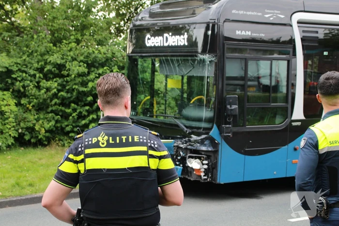 Flinke ravage bij ongeval tussen lijnbus en personenauto