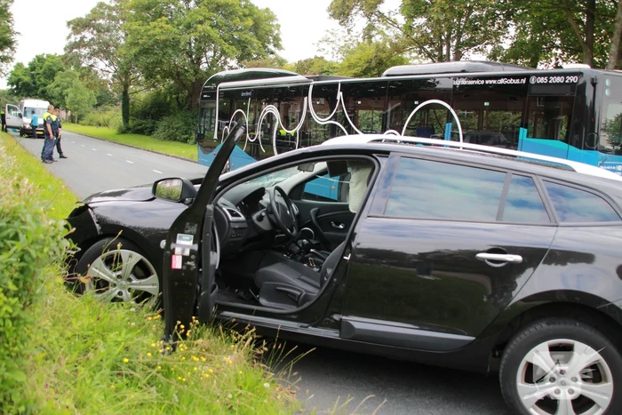Flinke ravage bij ongeval tussen lijnbus en personenauto