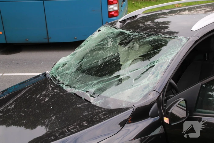 Flinke ravage bij ongeval tussen lijnbus en personenauto