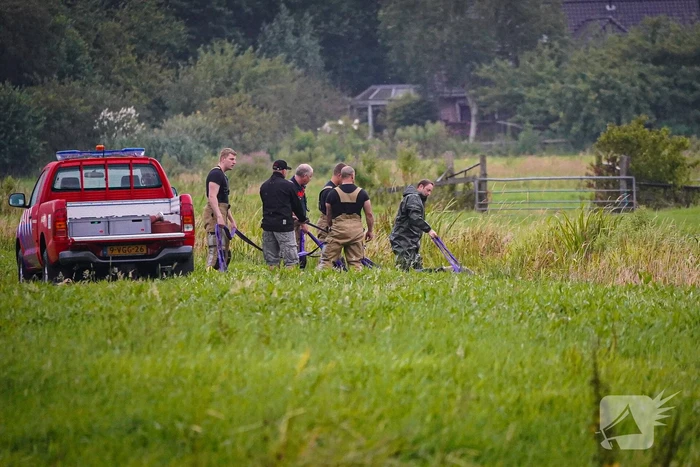 Twee koeien door brandweer uit sloot gered