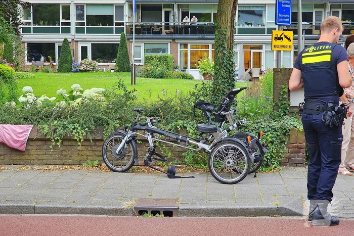 Persoon op driewieler ten val