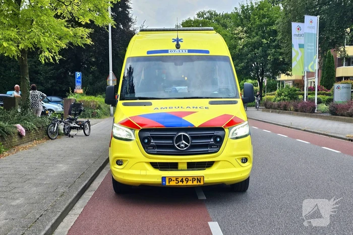 Persoon op driewieler ten val