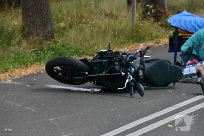 Motorrijder en scooterrijder botsen op elkaar