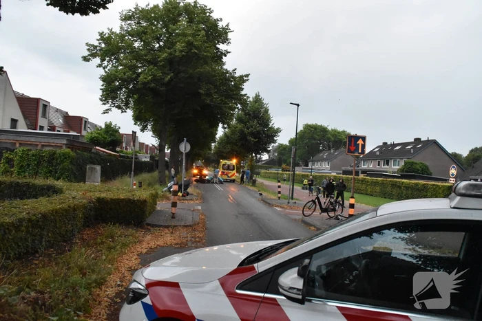 Motorrijder en scooterrijder botsen op elkaar