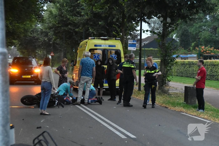 Motorrijder en scooterrijder botsen op elkaar