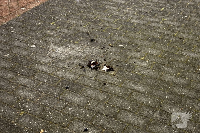 Man met verward gedrag gooit met glas