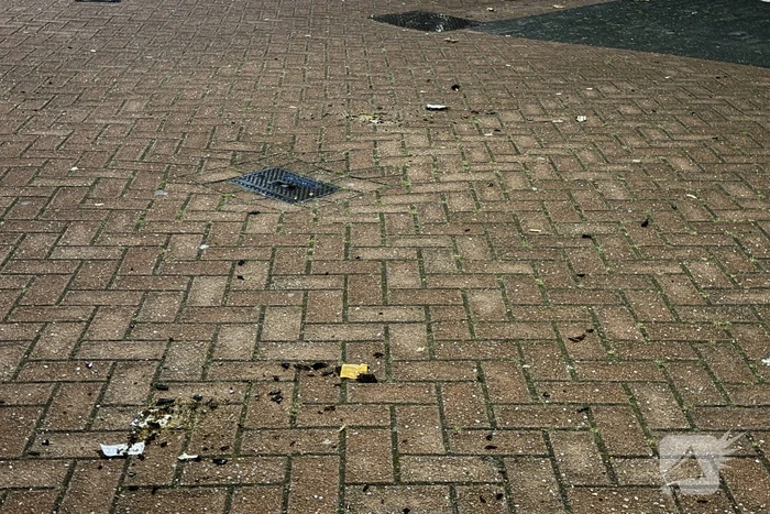 Man met verward gedrag gooit met glas