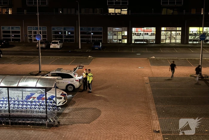 Man met verward gedrag gooit met glas