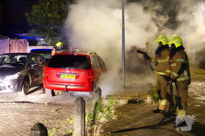 Veel rookontwikkeling bij brand in geparkeerde auto
