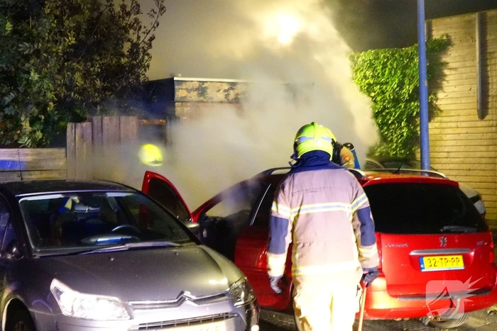 Veel rookontwikkeling bij brand in geparkeerde auto