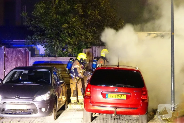 Veel rookontwikkeling bij brand in geparkeerde auto