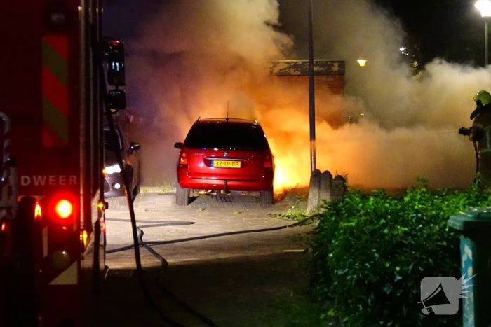 Veel rookontwikkeling bij brand in geparkeerde auto
