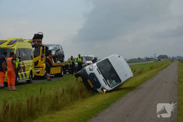 Pakketbezorger belandt met bus in greppel