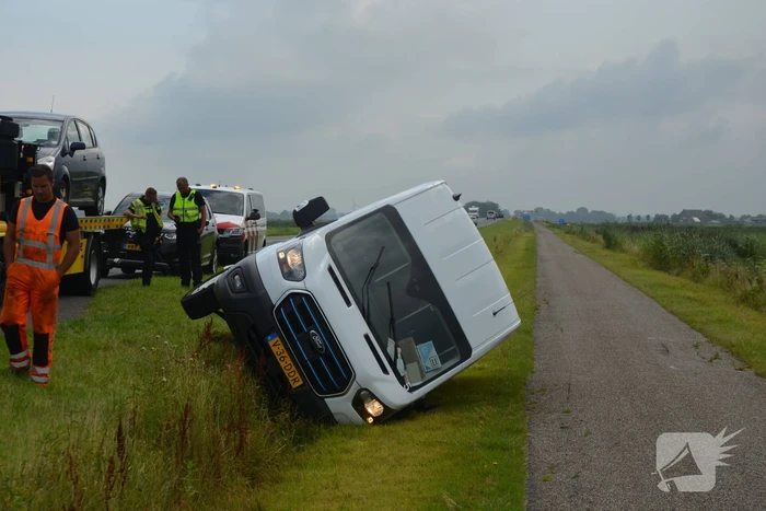 Pakketbezorger belandt met bus in greppel